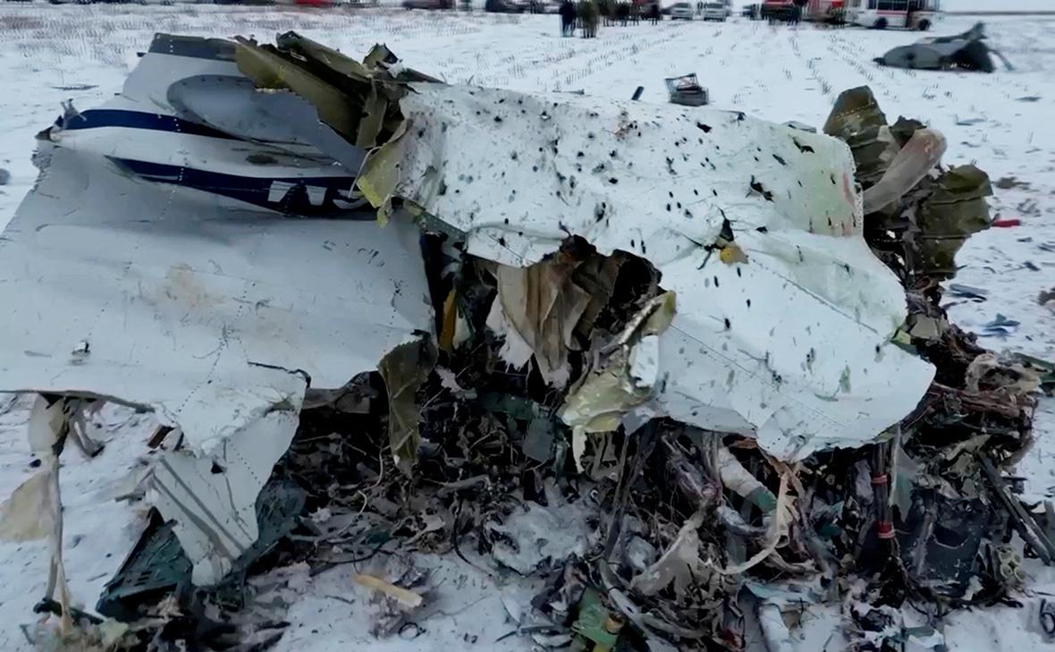 Обломки сбитого под Белгородом Ил-76 начали вывозить с места падения