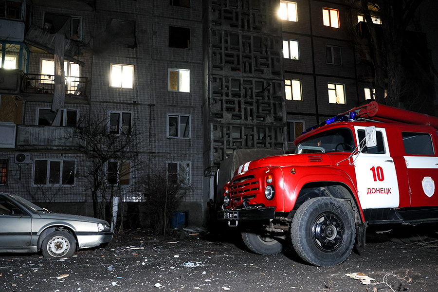 Три человека пострадали в результате удара снаряда в жилой дом в Донецке