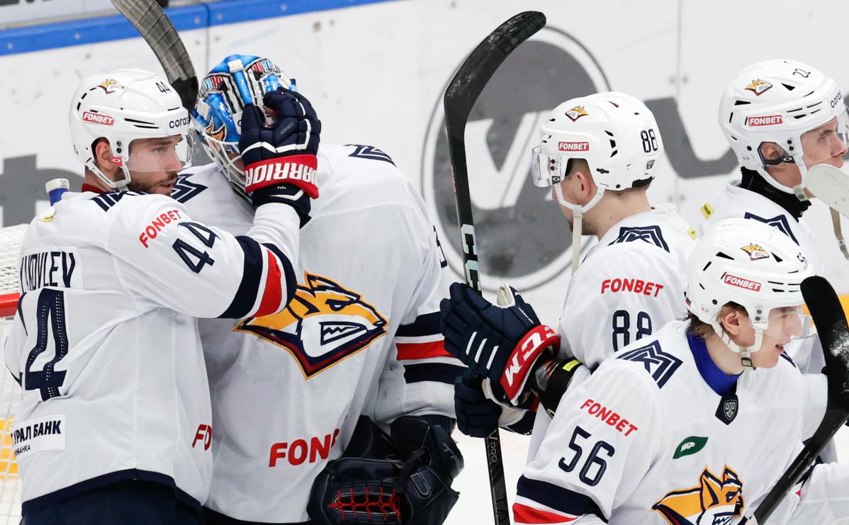 «Металлург» выиграл второй матч у «Амура» в первом раунде плей-офф КХЛ :: Хоккей :: РБК Спорт