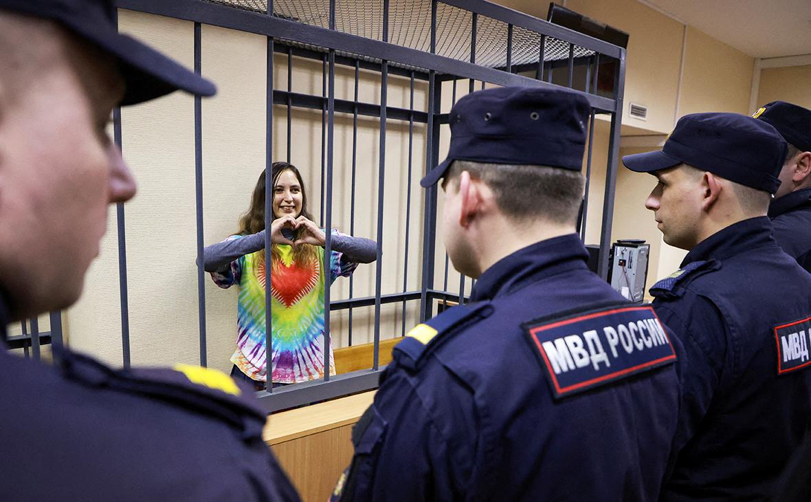 Более 300 врачей попросили Путина освободить художницу Скочиленко