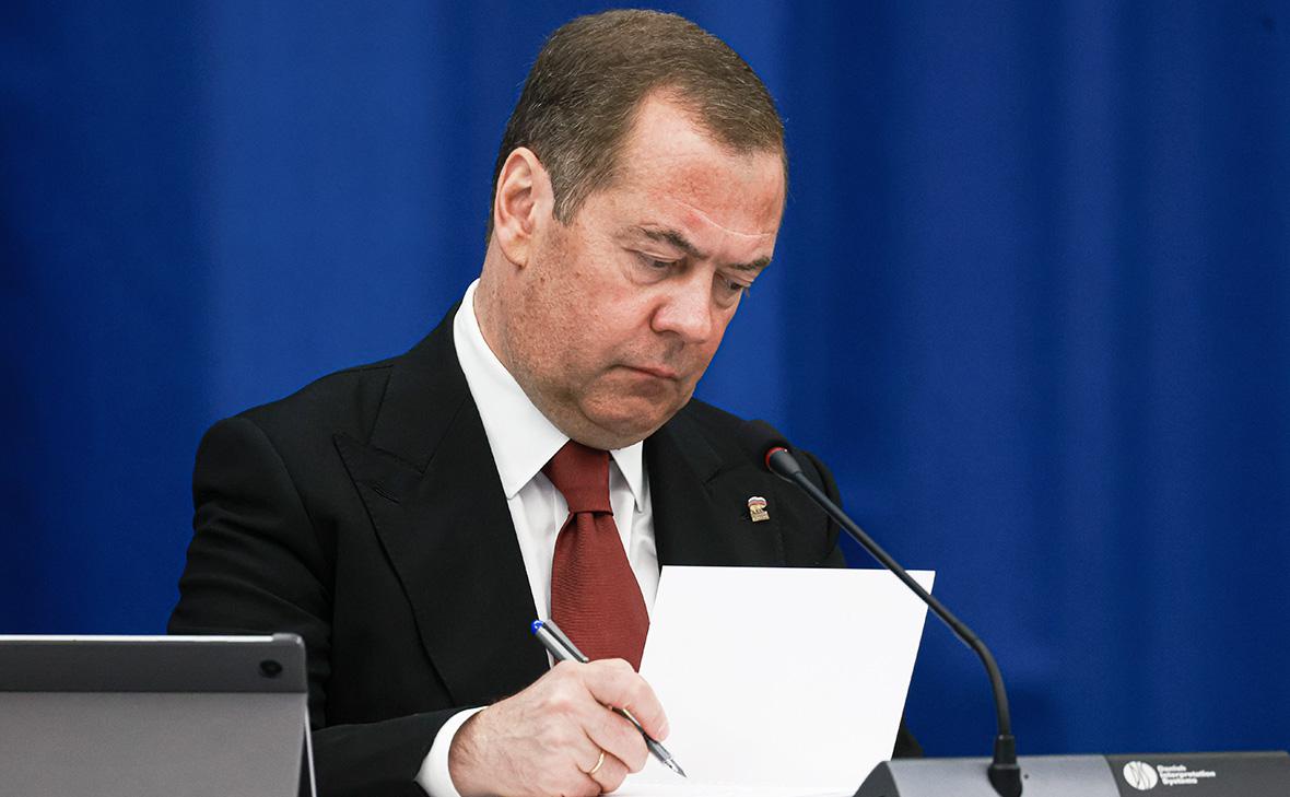 Медведев заявил о планах разместить на Курилах новое оружие