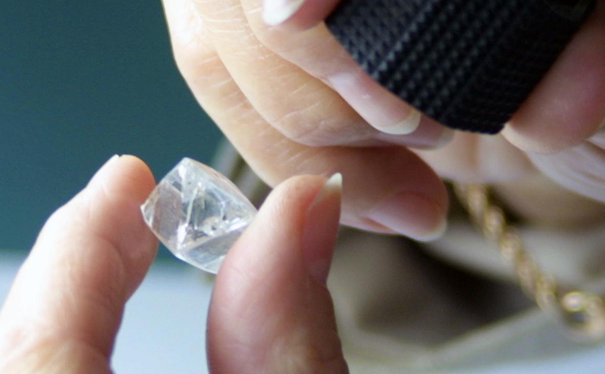 США запретили импорт части алмазов из России