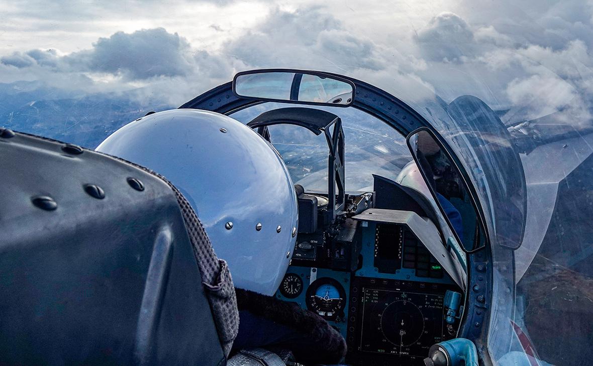 Истребитель Су-27 сопроводил летающий радар Франции над Черным морем