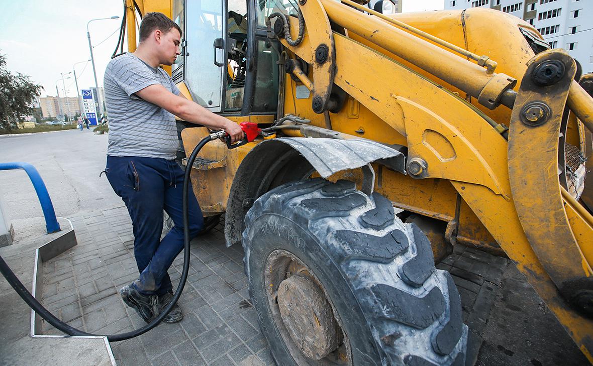 Путин поручил взять на контроль цены на топливо для аграриев