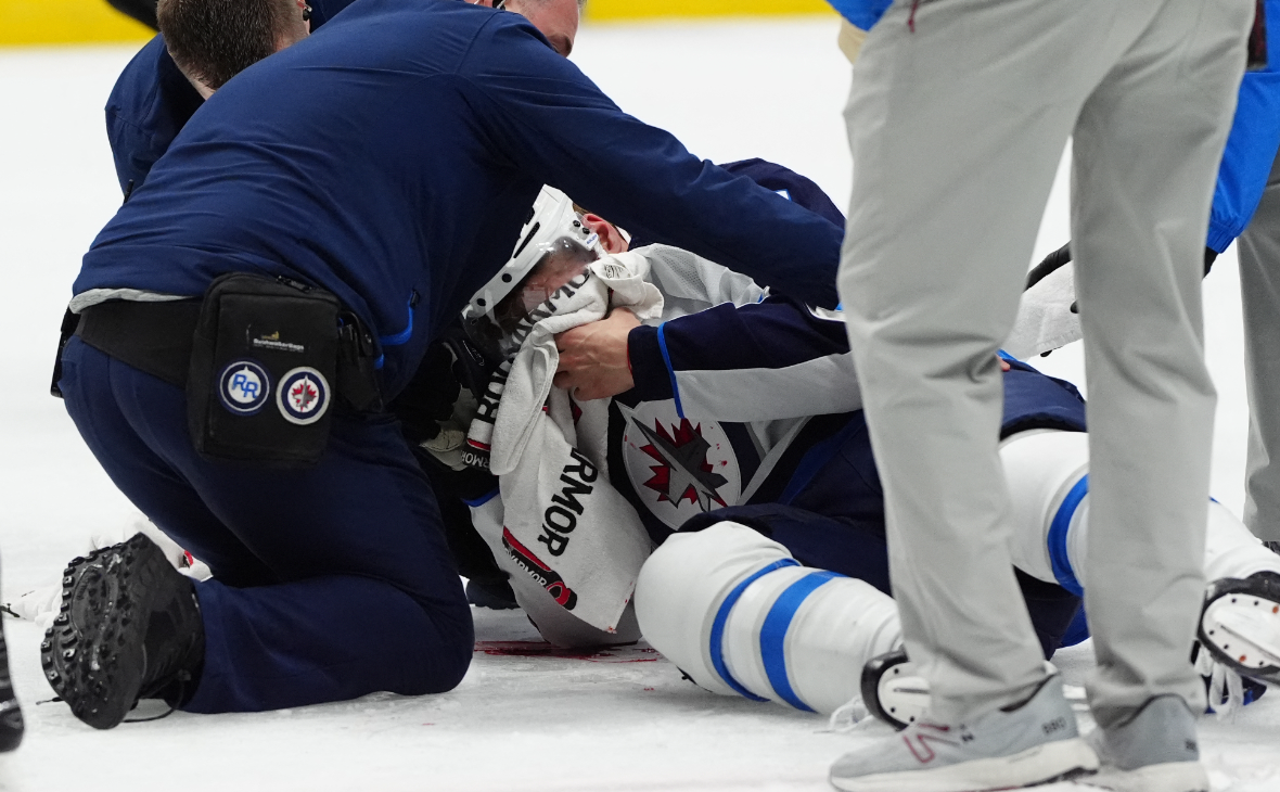 Российского игрока НХЛ увезли в больницу после попадания шайбы в лицо :: Хоккей :: РБК Спорт